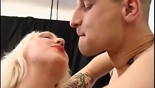 Sarışın Kadın Egemenliği Sahibe Bağlı Yarağı Sert Azdırıyor