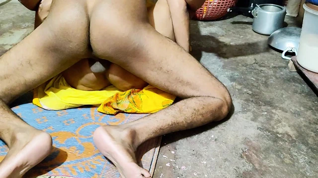 Hintli ev hanımı kocasını sikiyor