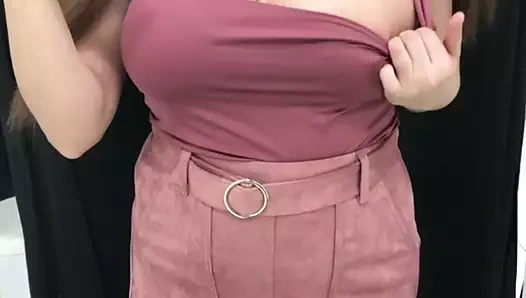 Maskeli kıvrımlı güzellik göğüsleri gösterir