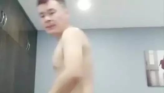 Kızıl saçlı erkek kardeş, dişiyi içtenlikle fotoğrafladı