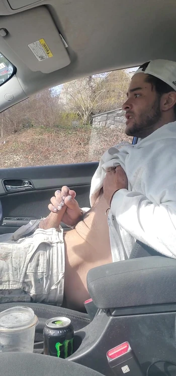 Я кончаю в своей машине, все еще на подъездной дорожке для клиентов!