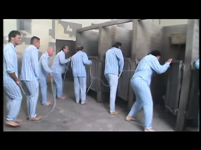 Двух возбужденных крош грубо трахают во все дырки