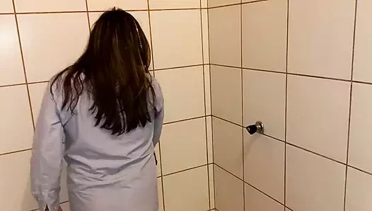 Beni aldattılar ve sevişecek kimsem olmadığı için büyük bir dildo aradım ve yoğun bir şekilde sikişmeye başladım.