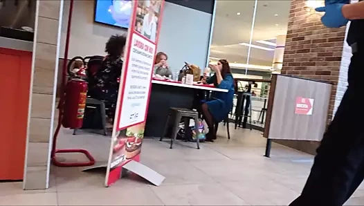 Siyah külotlu çorap ve çizmeler içinde sıcak milf.