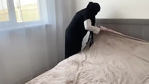 Türk fatma temizlik yaparken azdı ve tıraşlı deliğini okşuyor