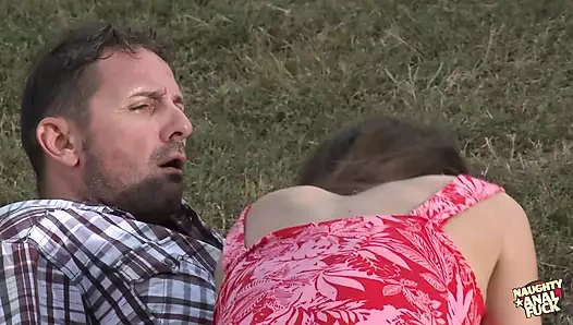 Son derece güzel bir kız sert odun almak için odun kestikten sonra bu adama yaklaştı