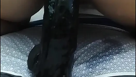 Kalın ve uzun yapay penisin tadını çıkarıyor
