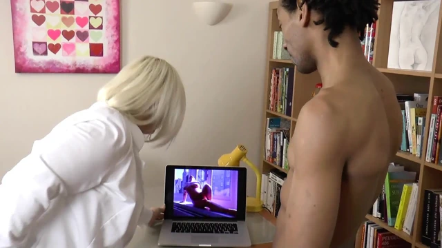 Genç adam pratikte bir ürologla seks yapıyor