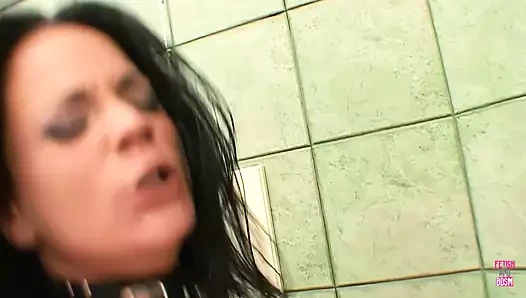 Esmerler kostümlü adamlardan büyük yarak alırken büyük memeler sekiyor