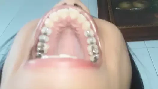 Dolgularla dolu ağzı olan seksi latin kız