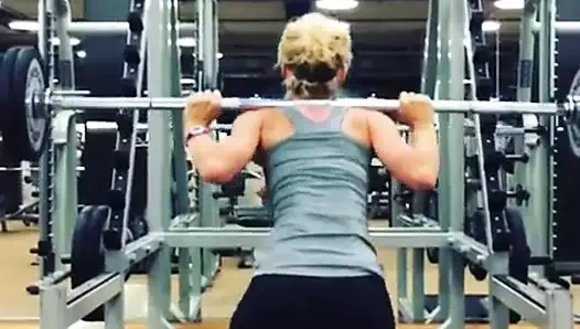 Güzel Alman moderatör ağırlık kaldırma