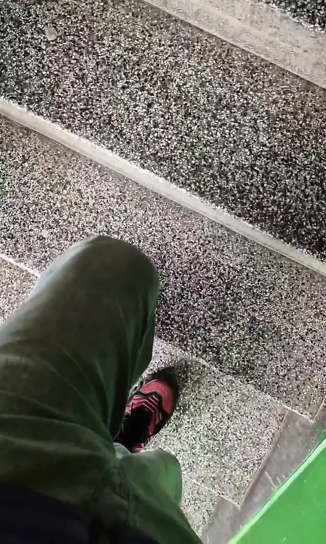 Мясистый болгарский хуй жестко становится по соседству, затем кончает в подъезде здания