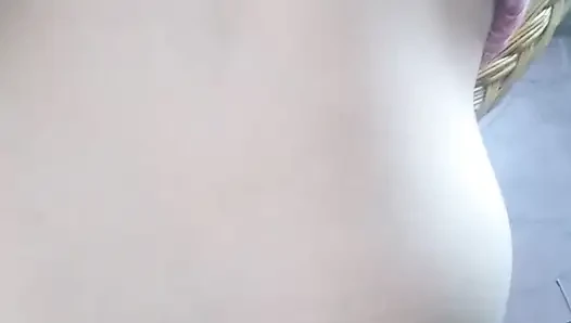Küçük evcil hayvan sikilmek için dört ayak üstüne çıkıyor