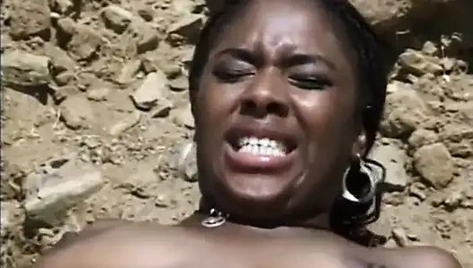 Siyah çift plajda amcık sikişiyor