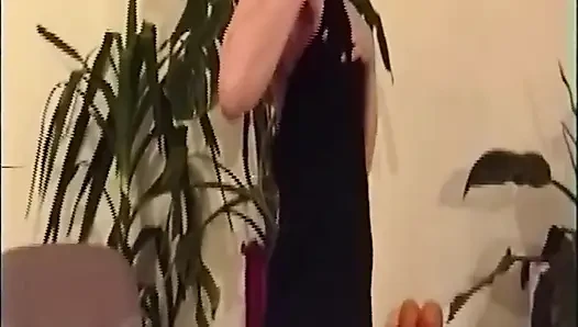 Esmer hatun kaburgalı dildosunu derinden kaydırıyor