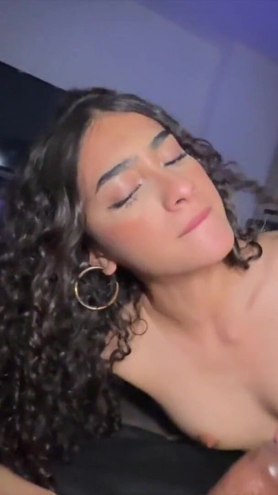 En iyi arkadaşlarımla ilk 4'lü seksim - emilirken sikişmeyi seviyorum! | Klip 1