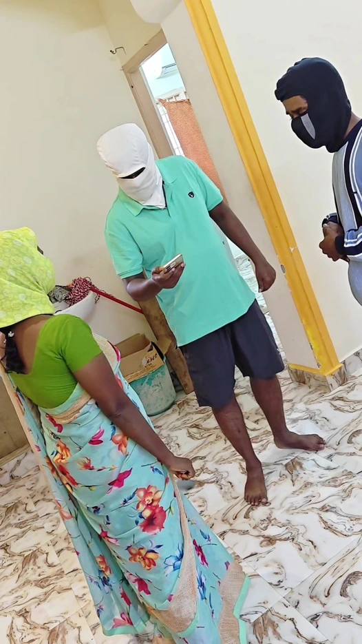 Bir öğretmen üvey babası ve üvey oğlu tarafından sikiliyor