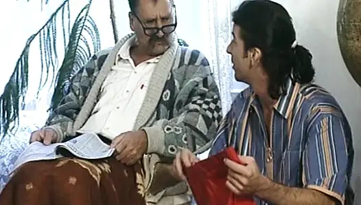 Güzel Alman bebek ateşli üçlü sekste sikiliyor