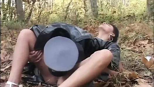 Güzel memeli genç zenci kadın ormanda büyük bir yarakla sikiliyor ve ağzına boşaltıyor