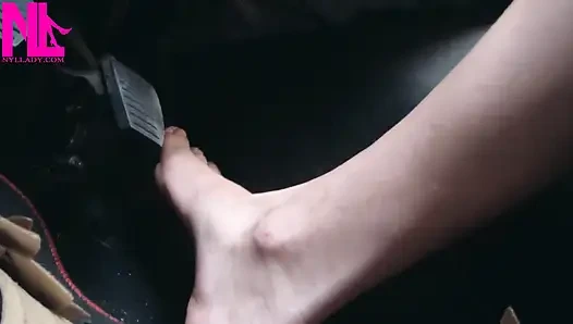 Çılgın çıplak ayaklı pedal yüksek yolda pompalıyor