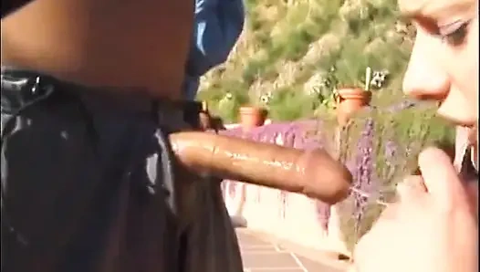 Şanslı adam açık havada azgın kızı sikiyor