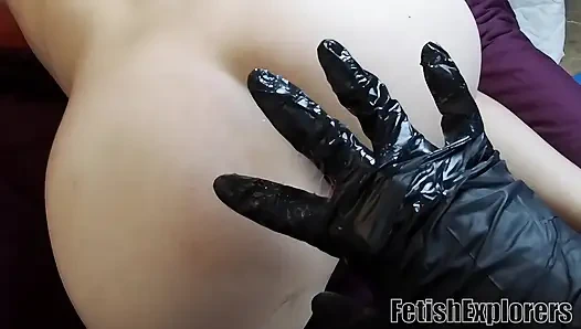 Lateks giyinmiş sahibe: eldivenli parmaklar götünü domaltarak açıyor