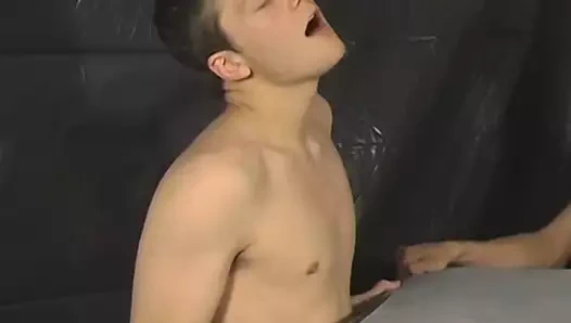 Genç eşcinsel kırlangıçlar boşalmak sonra şan delik dörtlü blowbang