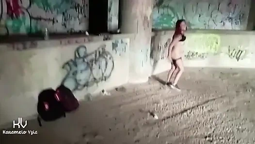 Sapık bana herkesin içinde penisini gösteriyor ve terk edilmiş bir binada denemeye karşı koyamadım