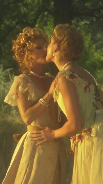 Мощный момент из "Эротической лесбийской романтики страстно в дикой природе"