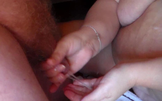 John'un Jens'in eline işediği yakın çekim