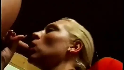 Seksi kaltak erkek arkadaşına harika sakso çekerken ağzını siktiriyor