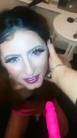 Bu korkak orospuya nasıl davranıldığını seviyorum.