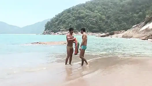 Küçük memeli twink ve uzun yaraklı arkadaşı