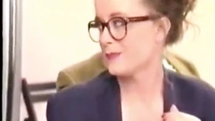 Büyük testiler ile azgın vintage oyuncak bebekler