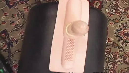 Tıraşlı amcıklı 18 yaşındaki ateşli aktivist kaltak sybian orgazm biniyor!