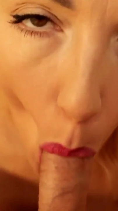 Волнующий момент из "МИНЕТА КРУПНЫМ ПЛАНОМ СО СПЕРМОЙ НА ЯЗЫКЕ - ГОРЯЧАЯ МИЛФА СОСЕТ ЧЛЕН"