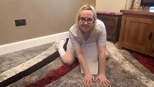 Sarışın hemşire dildoyla oynuyor