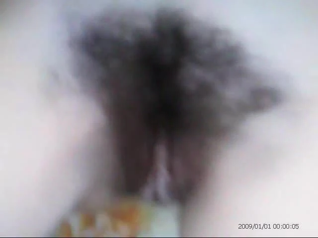 Hairy cunt with long labia! Amateur!
