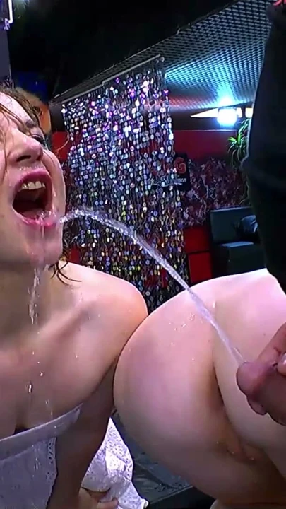 GGG John Thompson - Mega Dildo Gangbang'de İki Azgın Sürtük | Klip 1