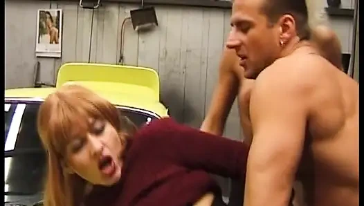 Almanya'dan bu bayan arkadaşları izlerken arabada sikiliyor