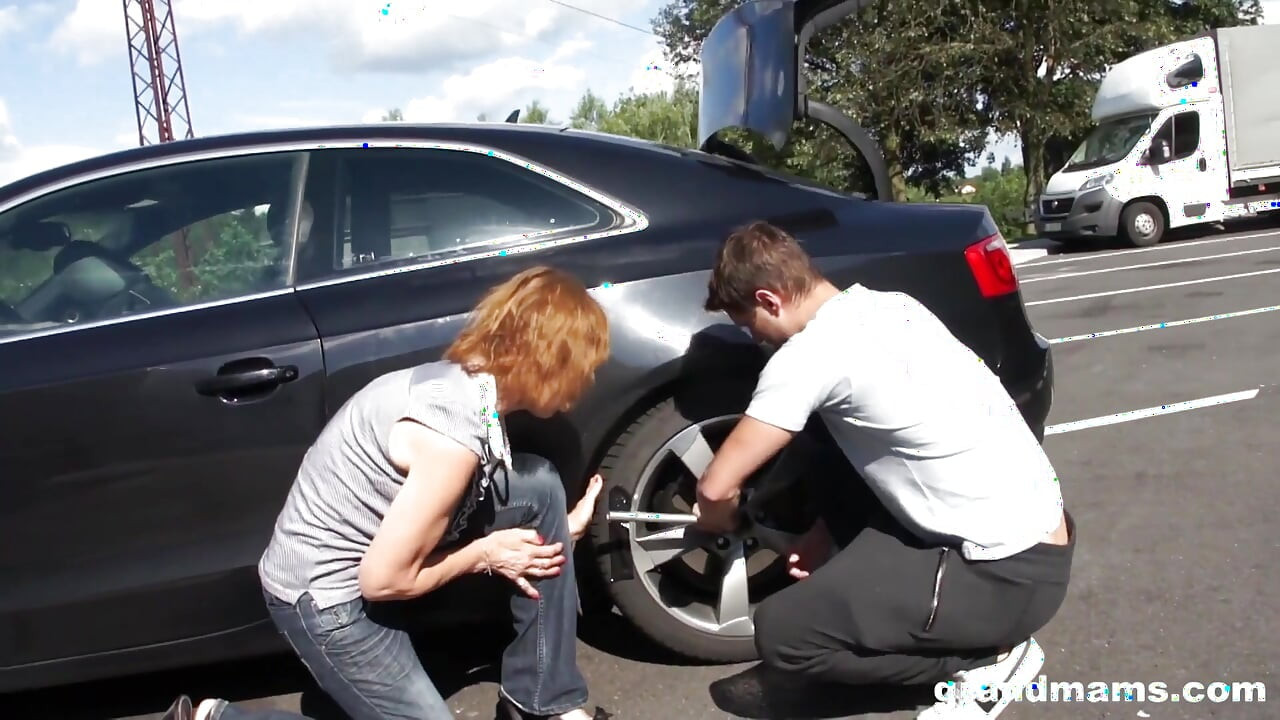 Ninenin amcığı otoparkta sikiliyor - nineler