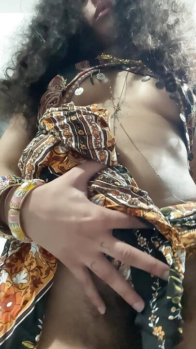 Boho eteğinin altında kıllı amcığıyla latin Arap tanrıça (azdırma)