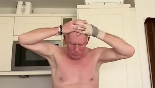 Kırmızı tangalarla teşhir