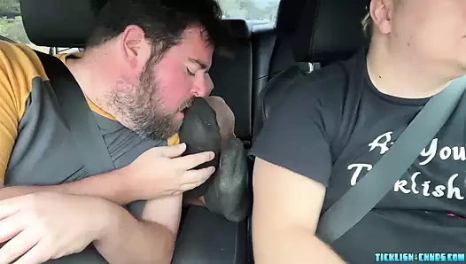 Latin adam araba sürerken ayağına tapılıp yalanıyor