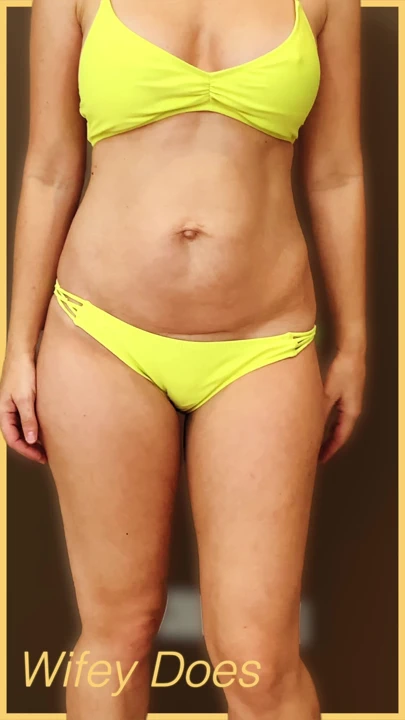 Evli kadın sıska sarı bikini giyiyor