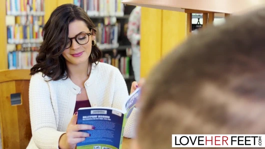 Kütüphane buluşması - ayak fetişi hikayesi