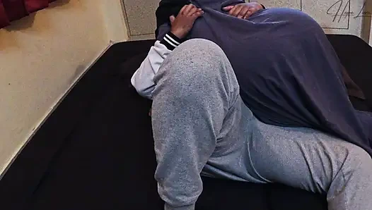 Büyük götlü tesettürlü kadınlar kocası yokken erkek arkadaşıyla geceleri seks yapmayı seviyor