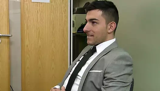 Çok meşgul ama azgın erkekler ofiste sikişiyor