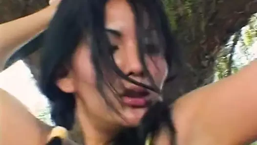 Latin esmer içinde pigtails berbat horoz ve sikikleri açık havada