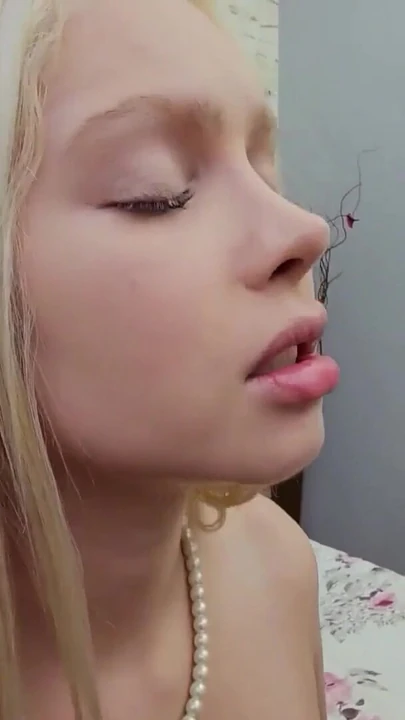 Необходимо поделиться моментом из "Сладкой киски Vivian, чтобы лизать - эта возбужденная блондинка любит получать задницу и лизание киски"